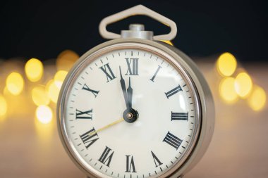 Bokeh ile bulanık Noel arka plan retro çalar saat yakın