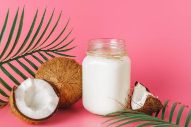 Parlak pembe arka plan üzerinde cam çatlak coco ve hindistan cevizi sütü