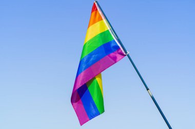 Bayrak direğinde gökyüzünde bayrak sallayan LGBT