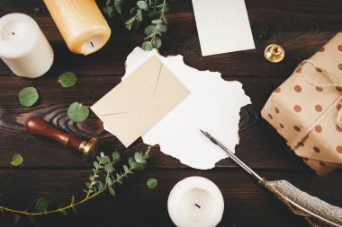 Tatil tahtası dekore edilmiş arka planda Noel postası yazmak