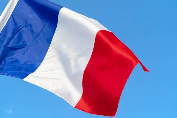 Francouzská vlajka mávajících větrem na obloze — Stock fotografie