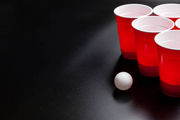 Cerveja pong faculdade jogo no fundo preto — Fotografia de Stock