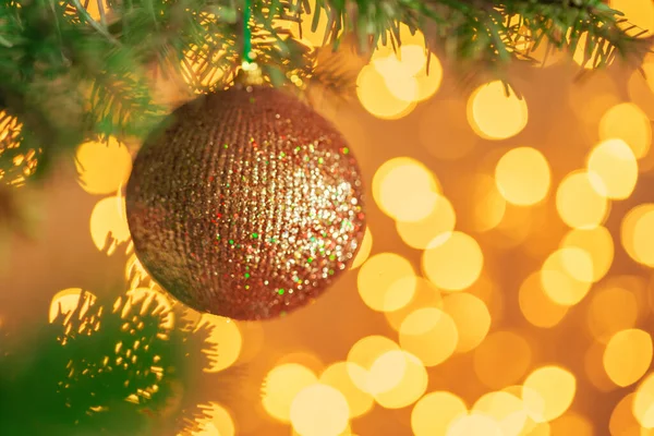 Kerst boom achtergrond met gouden bauble op bokeh sprankelende — Stockfoto