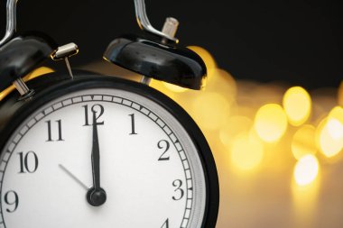 Bokeh ile bulanık Noel arka plan retro çalar saat yakın