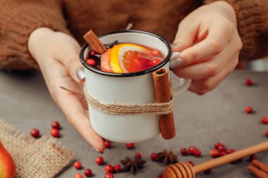 Kadınların elinde sıcak şarap var. Yaklaş.