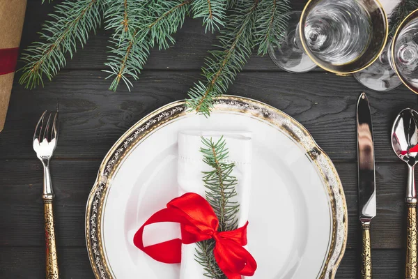 スタイリッシュなクリスマステーブルの設定を持つ黒の木製のテーブル — ストック写真