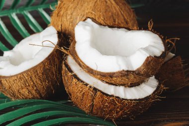 Koyu ahşap arka plan üzerinde Çatlak hindistan cevizi parçaları