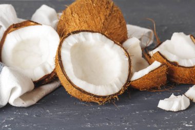 Yırtık gri arka plan üzerinde kırık hindistan cevizi yığını