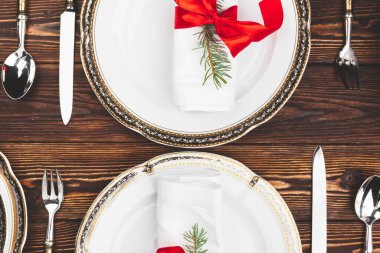 Kahverengi ahşap masa ve güzel bir Noel masası