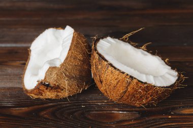 Koyu ahşap arka plan üzerinde Çatlak hindistan cevizi parçaları