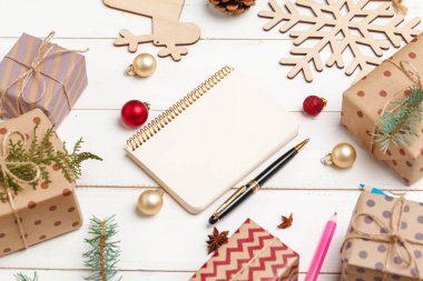 Noel ve yeni yıl tebrik kartları hazırlama süreci, üst görünüm