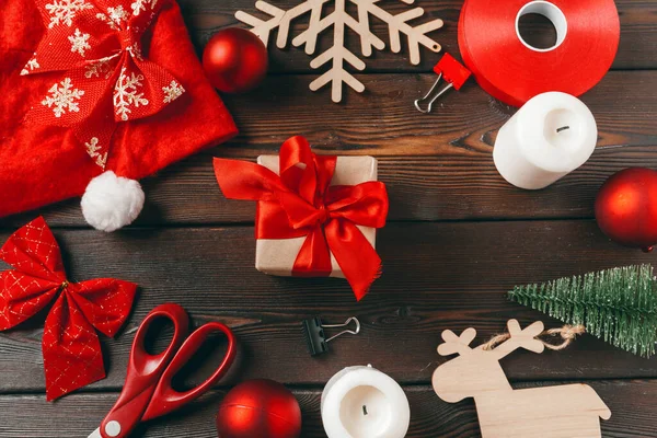 Preparativos de Natal. Presente de embrulho com papel e fita — Fotografia de Stock