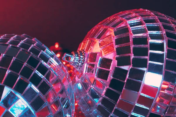 Fond de fête disco brillant avec des boules miroir réfléchissant la lumière — Photo