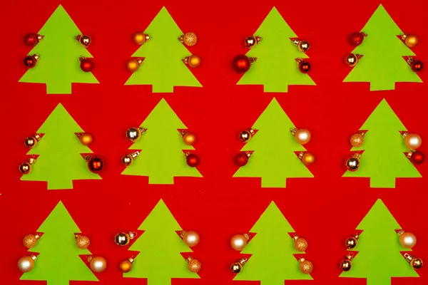 Weihnachten Muster der Feiertagsdekoration auf rotem Hintergrund — Stockfoto
