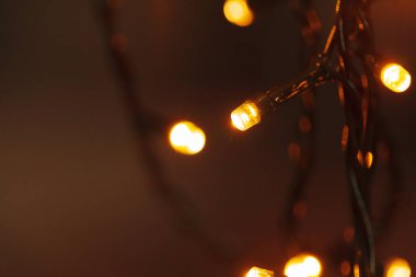 Soyut Noel ışıkları koyu arkaplanda çelenk