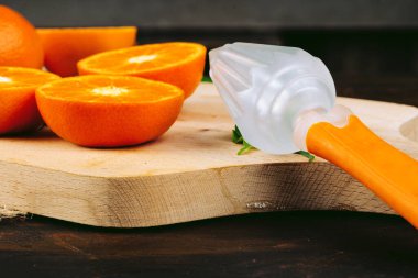 Dilimlenmiş sulu olgun portakallar, yakın plan.