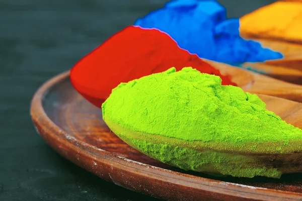 Colores vibrantes Holi en polvo dispuestos en cucharas — Foto de Stock