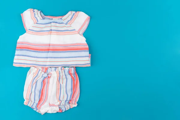 青い背景の赤ちゃん服｜Top view — ストック写真