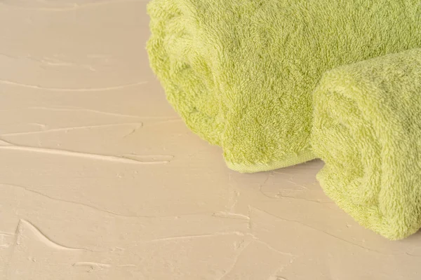 Montón de toallas limpias nuevas contra la pared gris — Foto de Stock