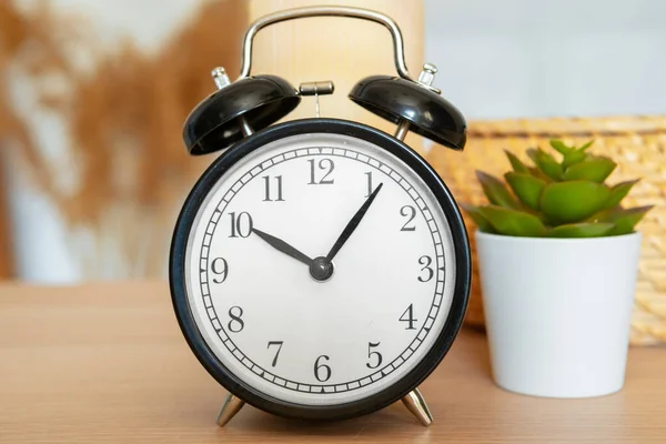 Primer plano del reloj despertador vintage en la mesa de madera — Foto de Stock