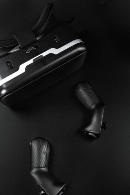 Siyah bir masa üzerinde Vr sanal gerçeklik gözlükleri.