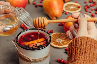 Köy bardağında sıcak sıcak şarap eşliğinde Noel kompozisyonu