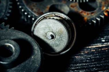 Eski bir endüstriyel makineden dişliler