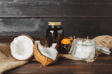 Koyu yaşlı ahşap bir masada kırık hindistan cevizi yakın