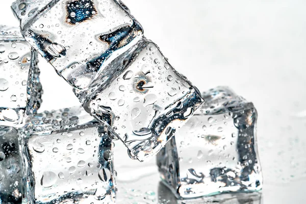 Cubes de glace sur fond blanc. — Photo