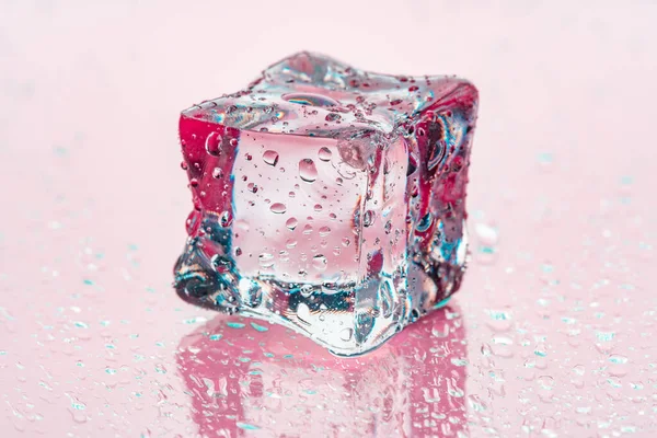 Kostki lodu na różowym tle — Zdjęcie stockowe