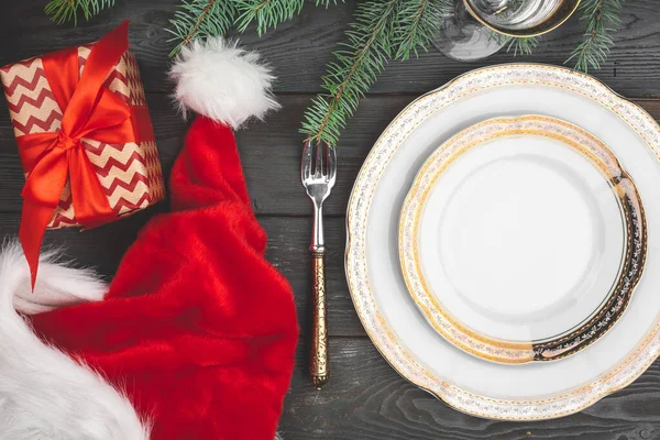 Mesa de madera negra con elegante configuración de mesa de Navidad — Foto de Stock