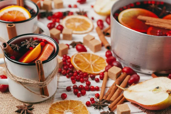 크리스마스에 끓인 따끈 한 와인을 가까이 서 마시는 모습 — 스톡 사진