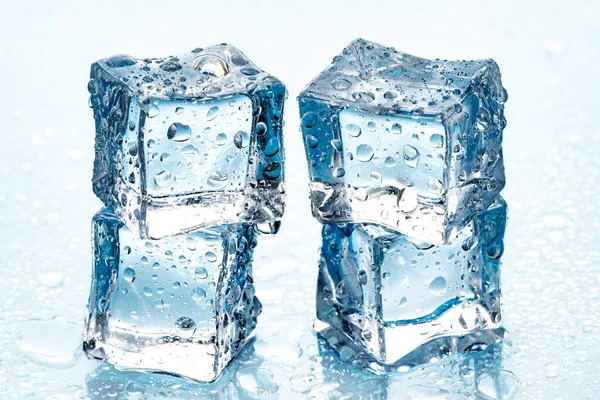 Cubitos de hielo sobre fondo azul —  Fotos de Stock