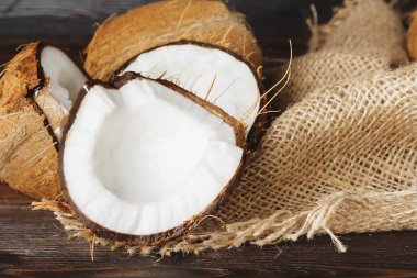 Koyu yaşlı ahşap bir masada kırık hindistan cevizi yakın