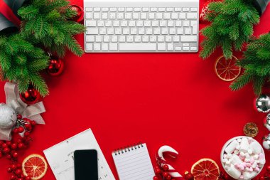 Cihazlar, sarf malzemeleri ve Noel dekor ile Ofis masası. Yukarıdan görüntüle