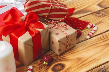 Masada kurdeleli Noel hediyesi kutuları