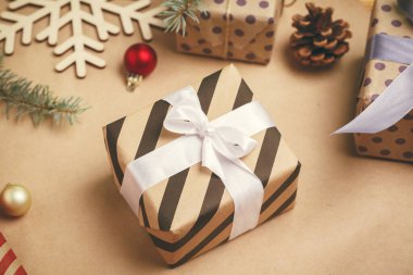 Noel için hazırlanmak, hediyeleri paketlemek ve dekorasyon yapmak.