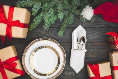 Siyah ahşap masa, şık bir Noel masası.
