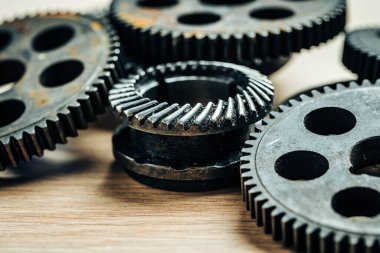 Eski bir endüstriyel makineden dişliler