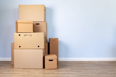 Bir odada istiflenmiş karton kutular ile ev taşıma kavramı