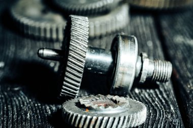 Eski bir endüstriyel makineden dişliler