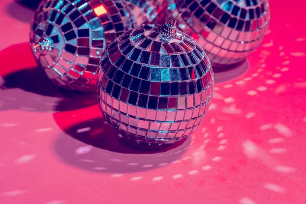 Дзеркальні диско-кулі на рожевому фоні. Вечірка, концепція нічного життя — стокове фото