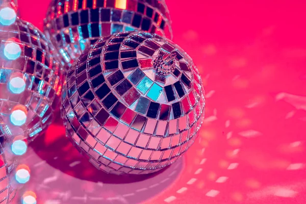 Дзеркальні диско-кулі на рожевому фоні. Вечірка, концепція нічного життя — стокове фото