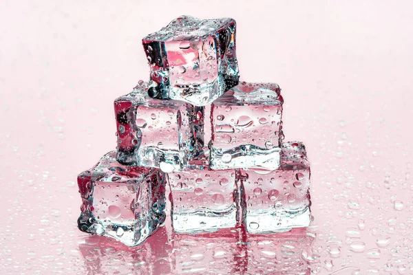 Cubos de hielo sobre fondo rosa —  Fotos de Stock