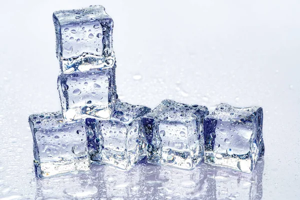 Cubitos de hielo sobre fondo azul — Foto de Stock