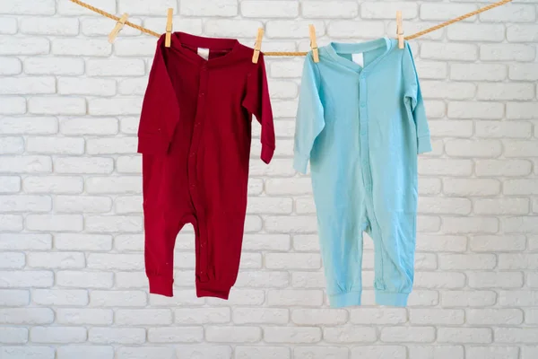 Lavagem de roupas de bebê presas em uma corda para secar — Fotografia de Stock