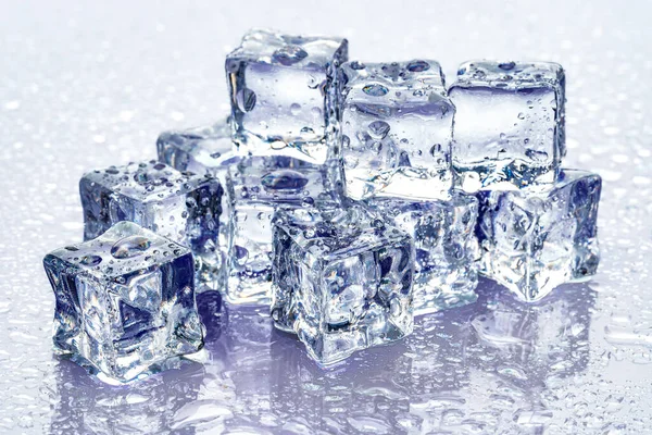 Cubitos de hielo sobre fondo azul —  Fotos de Stock