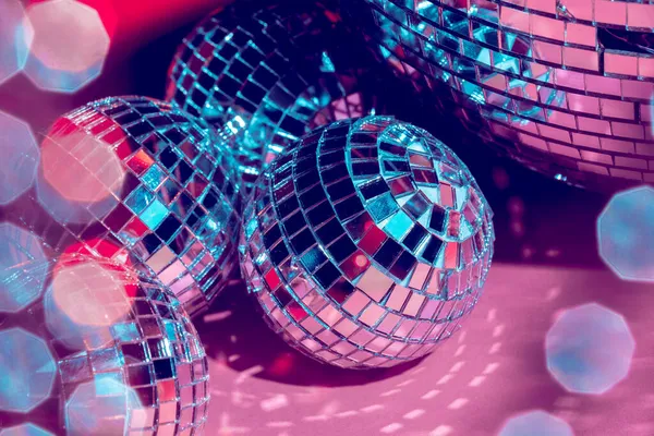 Discokugeln zur Dekoration einer Party auf rosa Hintergrund — Stockfoto