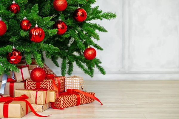 Pilha de presentes embrulhados sob a árvore de Natal Imagem De Stock
