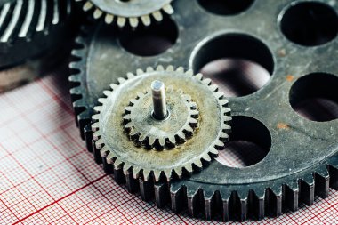 Eski bir endüstriyel makineden dişliler